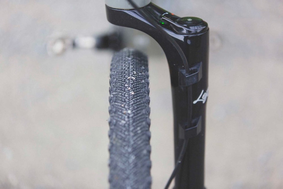 GOD PLASS: Det er tilsynelatende raust med plass over fordekket på Cannondale-sykkelen, men du må beregne inn gaffelens 30 mm vandring også. Foto: Kristoffer H. Kippernes Cannondale Topstone Carbon Lefty 3