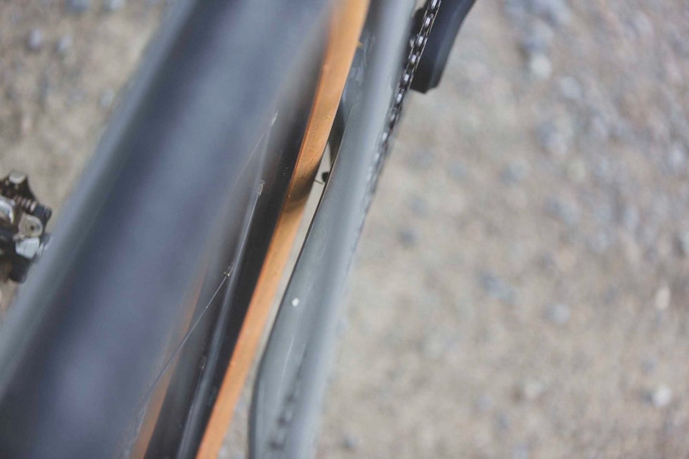 TIGHT AS A TIGER: Det er ikke plass til mye større dekk enn dem som står på fra start. Foto: Øyvind Aas Cannondale Topstone Carbon Lefty 3