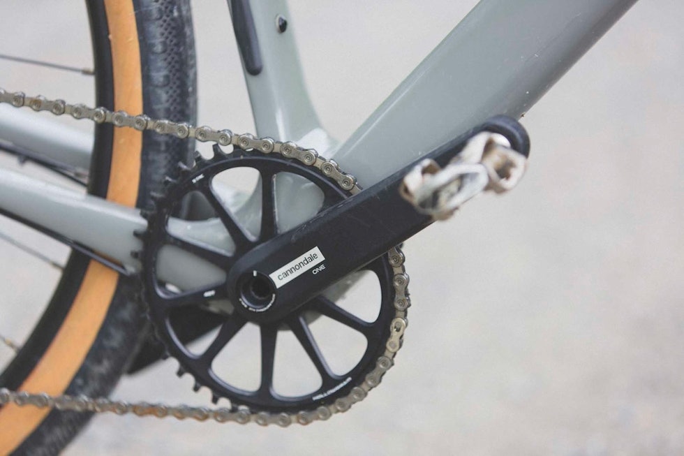 KULT-KRANK: Cannondales egne Hollowgram alu-krank er kjent for sin lave vekt, høye stivhet og unike utseende. Foto: Kristoffer H. Kippernes Cannondale Topstone Carbon Lefty 3