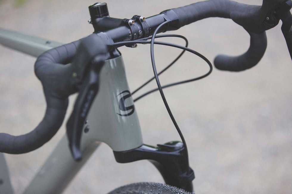 LITT SIMPELT: Styreoppsettet på Cannondale-sykkelen er ikke superryddig. Stem og styre er også av billig kvalitet. Foto: Kristoffer H. Kippernes Cannondale Topstone Carbon Lefty 3