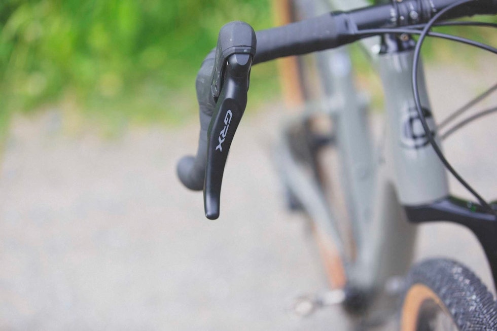 NEDGRADERING. Selv til over 50 tusen er Cannondale Topstone Carbon Lefty 3 utstyrt med rimelige GRX 600-hendler. Foto: Kristoffer H. Kippernes Cannondale Topstone Carbon Lefty 3