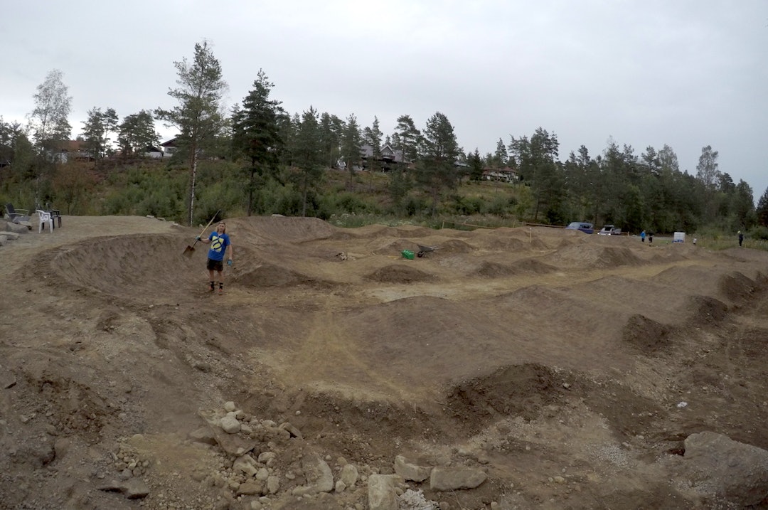 Pumptracken i Mysen får både ekspertlinjer og smude kuler for ferske ryttere. Foto: Arne Bjørn Vestavik Pump track Brage Vestavik - Foto Arne Bjørn Vestavik 1200x800