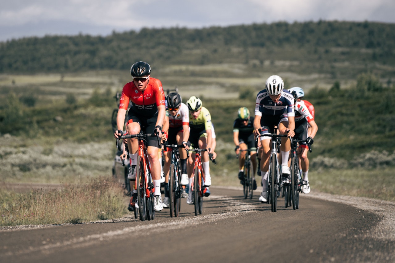 GRUS: En gruppe ryttere forserer på et grusparti på fredagens etappe i Uno-X Tour te Fjells. Foto: Jørgen Mo