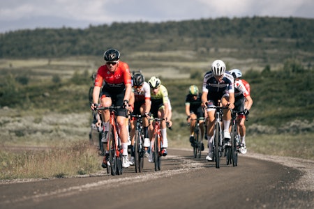 GRUS: En gruppe ryttere forserer på et grusparti på fredagens etappe i Uno-X Tour te Fjells. Foto: Jørgen Mo GRUS: En gruppe ryttere forserer på et grusparti på fredagens etappe i Uno-X Tour te Fjells. Foto: Jørgen Mo