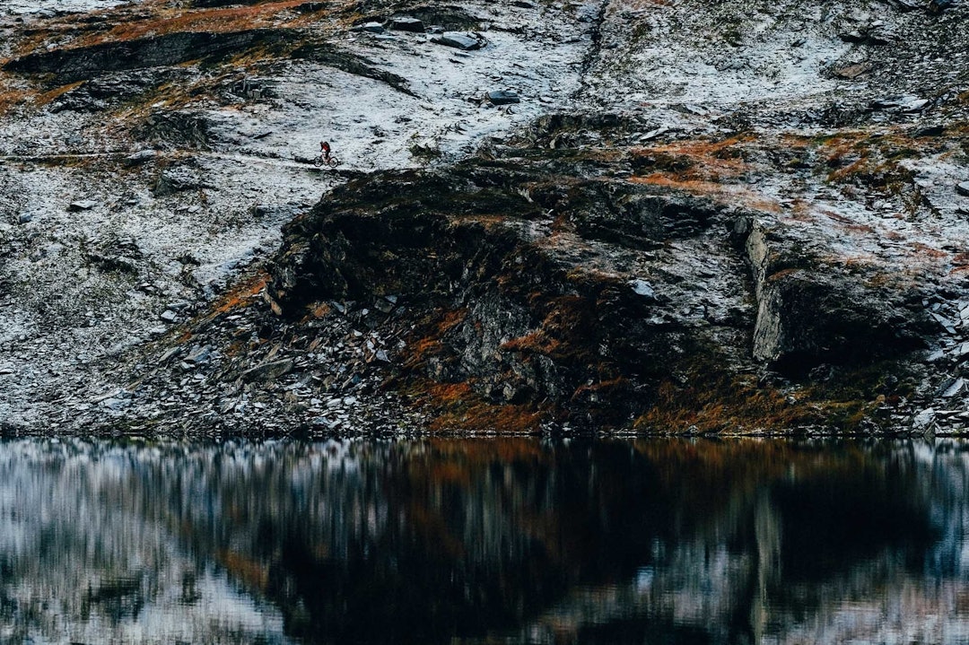 LITEN: Man kan fort føle seg liten i det store fjellandskapet. Foto: Sjur Melsås stiguide stisykling tromsø bønntuva tips