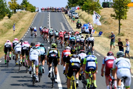 VIFTEKJØRING: Dette bilder er fra Tour de France i 2018, hvor det på den syvende etappen i Bretagne ble tøff kjøring i sidevinden. Foto: Cor Vos VIFTEKJØRING: Dette bilder er fra Tour de France i 2018, hvor det på den syvende etappen i Bretagne ble tøff kjøring i sidevinden. Foto: Cor Vos