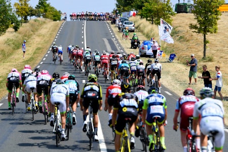 VIFTEKJØRING: Dette bilder er fra Tour de France i 2018, hvor det på den syvende etappen i Bretagne ble tøff kjøring i sidevinden. Foto: Cor Vos
