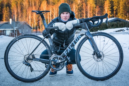 NY SYKKEL: Carl Fredrik Hagen skal i år sykle på Factor sin nye aerosykkel Ostro VAM. Foto: Marcus Liebold. NY SYKKEL: Carl Fredrik Hagen skal i år sykle på Factor sin nye aerosykkel Ostro VAM. Foto: Marcus Liebold.