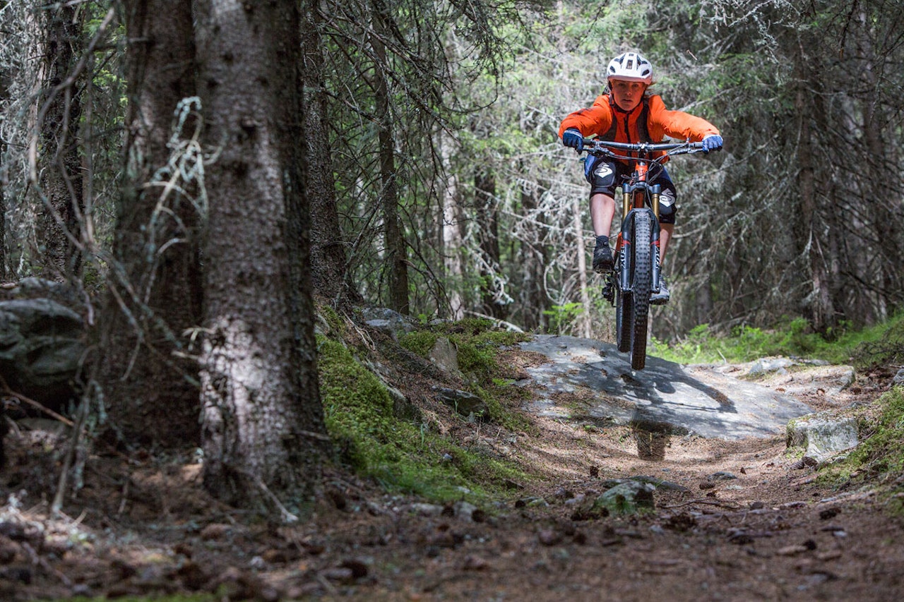 #ENDURODAME: Stina Bondehagen har orden i både sykkelutstyret og teknikken på sti. Her på sin Trek Slash 9. Foto: Privat #ENDURODAME: Stina Bondehagen har orden i både sykkelutstyret og teknikken på sti. Her på sin Trek Slash 9. Foto: Privat