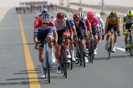 PÅ HUGGET: Mathieu van der Poel mestret sidevinden i Emiratene bra og spurtet til slutt inn til etappeseier. Foto: Cor Vos PÅ HUGGET: Mathieu van der Poel mestret sidevinden i Emiratene bra og spurtet til slutt inn til etappeseier. Foto: Cor Vos
