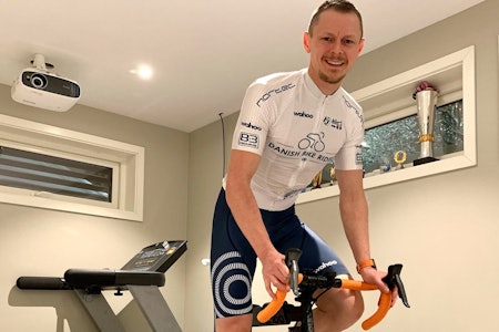 HEKTA PÅ RITT: Etter at Kjetil Farup begynte å sykle ritt på Zwift for to år siden har han ikke syklet en eneste vanlig treningsøkt på rulla.  Kjetil Farup på Zwift