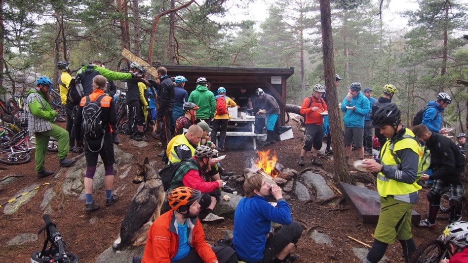 Grillings hører med, uansett vær. Foto: Arrangøren grillings - fredrikstad cruxjam - foto arrangøren