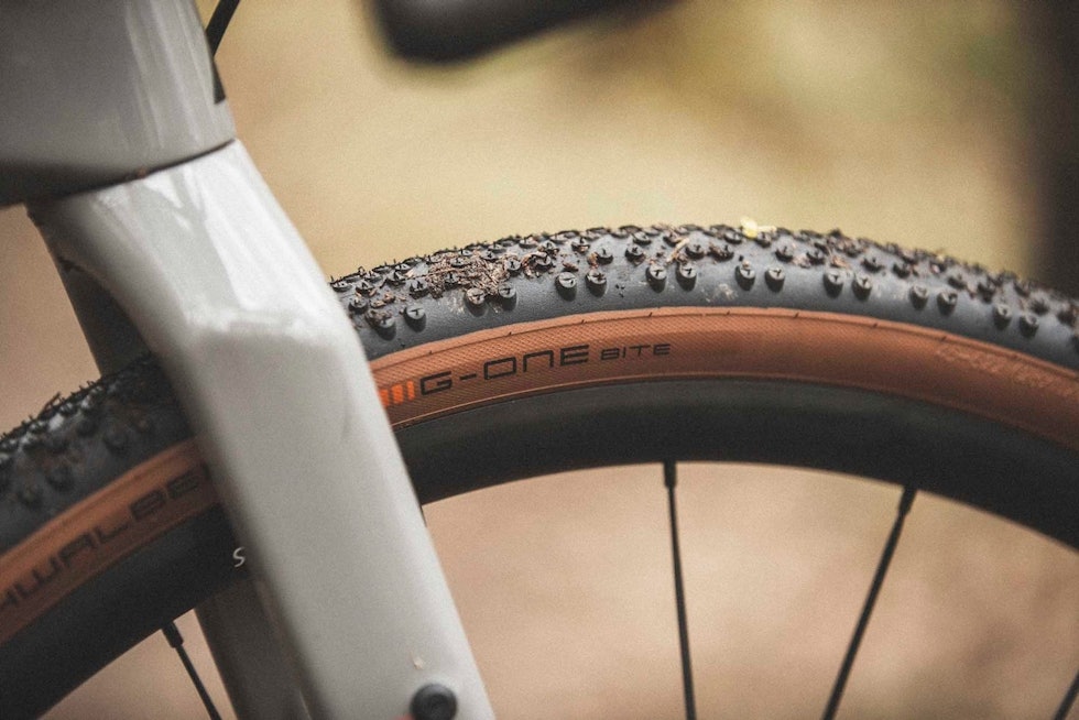 SKARP I KANTENE: Gaffelen på Grizl har skarpe linjer og raus klaring. Schwalbe-dekkene er supre både på grus og asfalt. Foto: Kristoffer H. Kippernes Canyon Grizl test