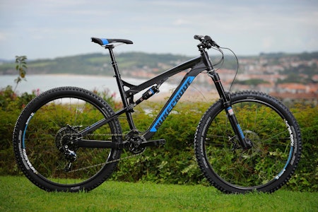 SOLID: Nukeproof Mega TR er en bunnsolid stisykkel med litt ekstra bagasje oppover og kraftreserver nedover.  SOLID: Nukeproof Mega TR er en bunnsolid stisykkel med litt ekstra bagasje oppover og kraftreserver nedover.