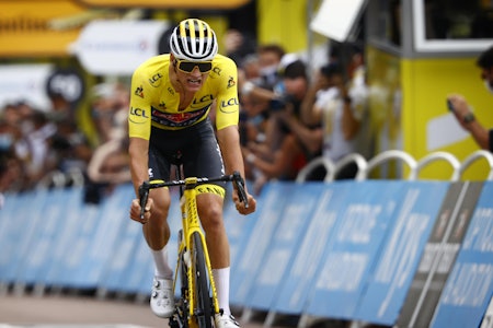 FORSVARTE SEG: Mathieu van der Poel la ned en enorm innsats for å holde på den gule trøyen. Foto: Cor Vos