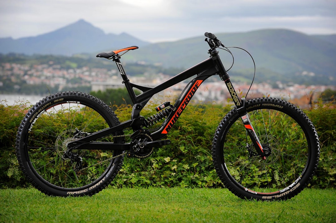 HILL-SLEDE: Sam Hill sykler på Nukeproof Pulse og det kan du og for rett under 40 000 kroner HILL-SLEDE: Sam Hill sykler på Nukeproof Pulse og det kan du og for rett under 40 000 kroner