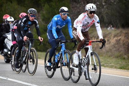 I BRUDD: Andreas Leknessund (i sort drakt) gikk i brudd på den fjerde etappen av Tour de la Provence. Foto: Cor Vos