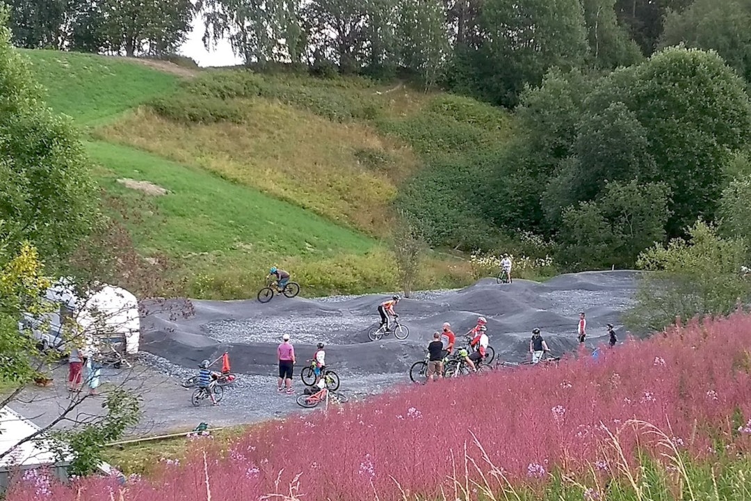 Pumptracken har allerede rukket å bli svært godt besøkt, selv om den ikke åpner formelt før 20. august. Foto: Bjørn Holmen Texasdalen Terrengpark - Pumptrack - Bingsfoss SK - Bjørn Holmen 1200x800