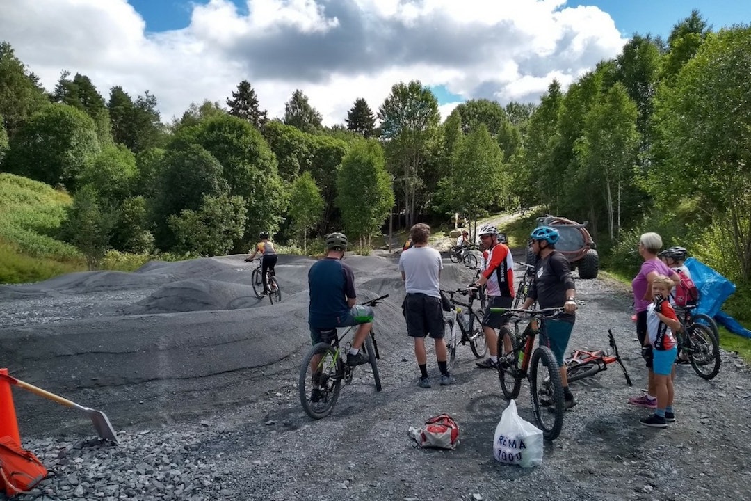 Det er mange som har bidratt for å få pumptracken og terrengsykkelanlegget i Texasdalen på plass. Helt ferdig blir et slikt anlegg uansett aldri, sier ildsjelene, som har graveiveren i orden. Foto: Bjørn Holmen Texasdalen Terrengpark - Pumptrack Bingsfoss SK - Bjørn Holmen 1200x800
