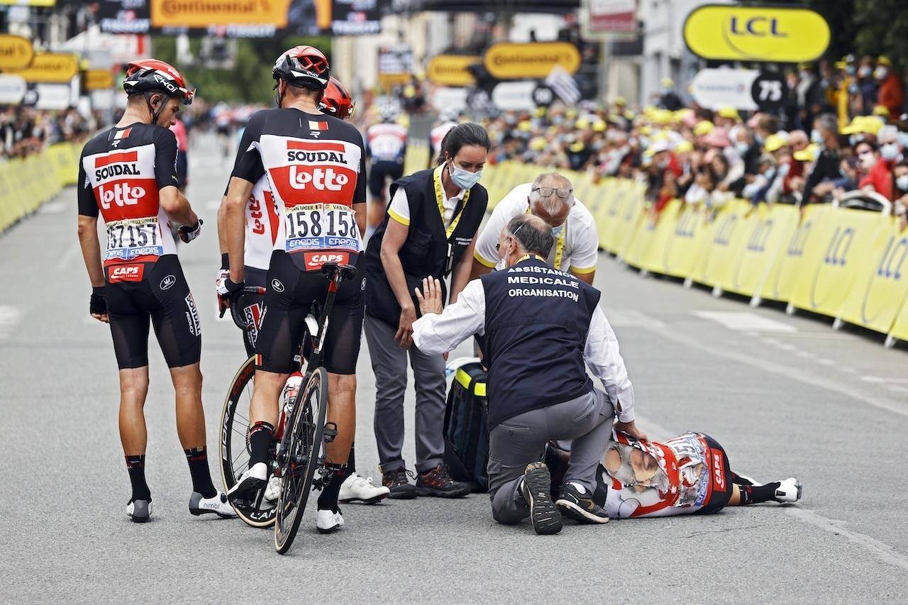 BRUTALT: Caleb Ewan var en av mange som veltet stygt i Tour de France i dag. Det må han og andre regne med i fremtiden også. Foto: Cor Vos. 