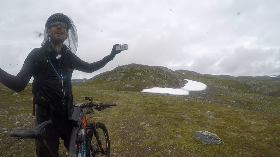 Blodsugende små helikoptre mente Charlie Allum om myggen på Finnmarksvidda. Foto: Josh Stinton Charlie Allum - Skeeters - OF700 - Josh Stinton