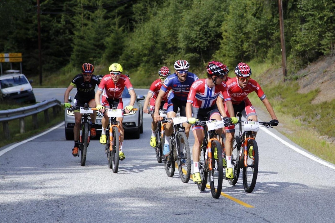 Teten anført av Norgesmester Ole Hem fra Swix Hard Rocx. Foto: Swix Hard Rocx Ole Hem - Amdahl - Grenserittet 2017 - Swix Hard Rocx 1400x933