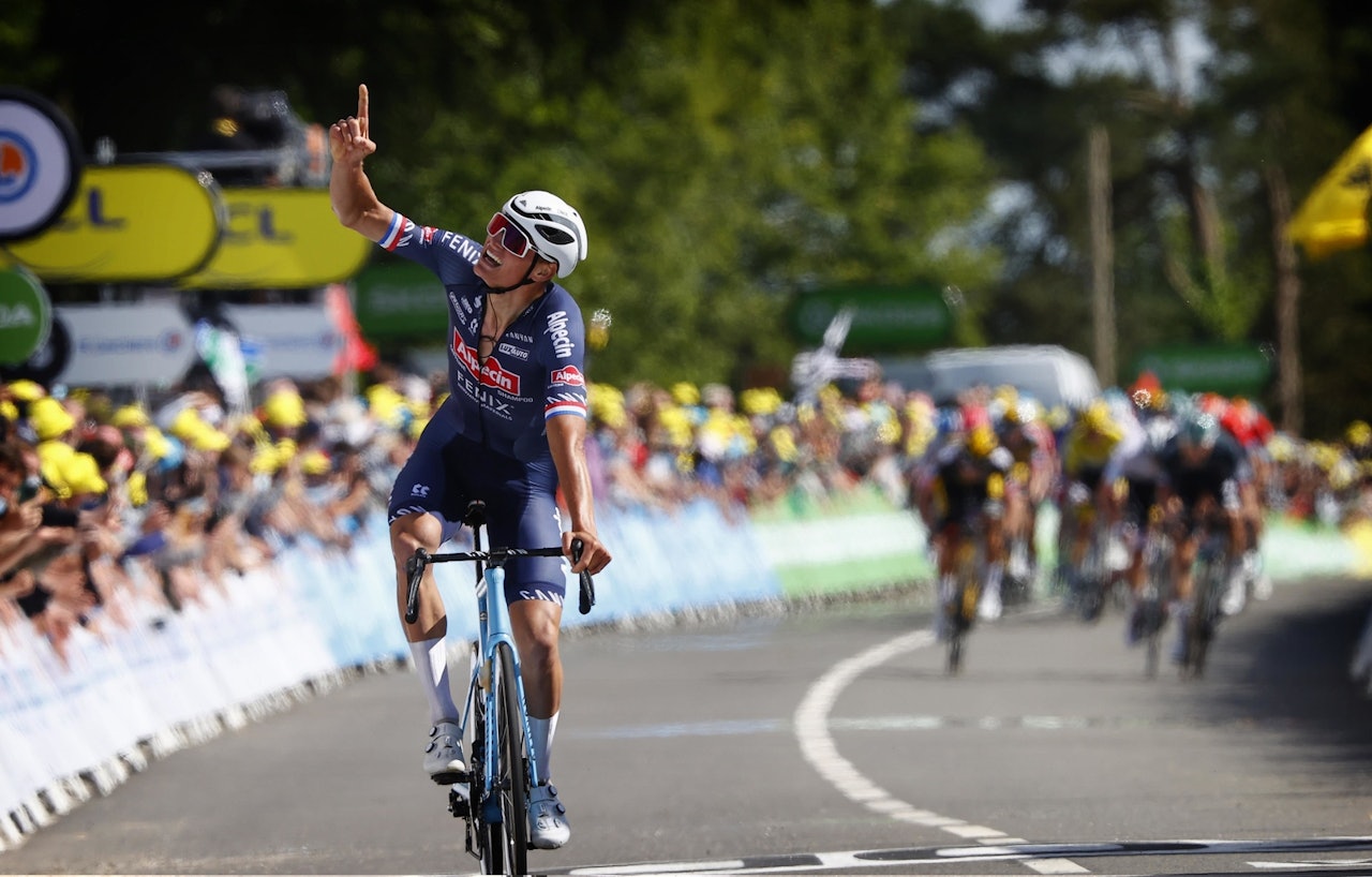 HEDRET BESTEFAREN: Mathieu van der Poel pekte mot himmelen og sin avdøde bestefar, Raymond Poulidor, da han vant den andre etappen i Tour de France 2021. Foto: Cor Vos