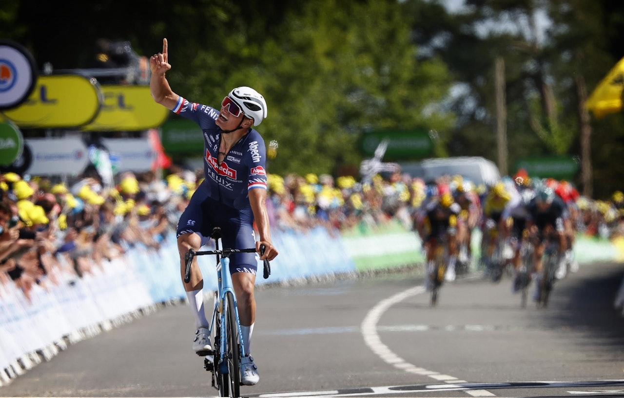 HEDRET BESTEFAREN: Mathieu van der Poel pekte mot himmelen og sin avdøde bestefar, Raymond Poulidor, da han vant den andre etappen i Tour de France 2021. Foto: Cor Vos HEDRET BESTEFAREN: Mathieu van der Poel pekte mot himmelen og sin avdøde bestefar, Raymond Poulidor, da han vant den andre etappen i Tour de France 2021. Foto: Cor Vos