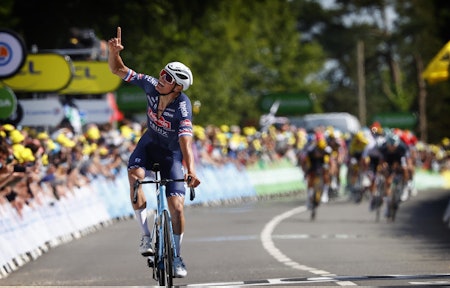 HEDRET BESTEFAREN: Mathieu van der Poel pekte mot himmelen og sin avdøde bestefar, Raymond Poulidor, da han vant den andre etappen i Tour de France 2021. Foto: Cor Vos