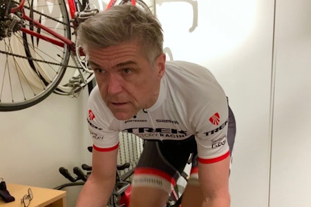 INTENST: Mandag og torsdag sykler Bård Røsok blodintervaller med Zwift-laget sitt R3R, uskyldig nok kalles de Pedal Play.  Bård Røsok Pedal Play i Zwift
