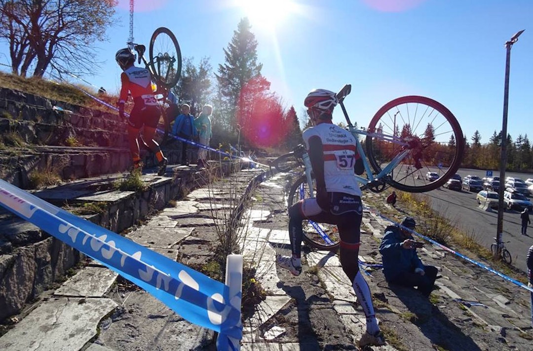 Katrine Hofstad (øverst) satser både landevei og kross, men i år er det maraton terreng som blir første prioritet. Her fra Tryvannskross i fjor høst. Foto: Stian Tveit Katrine Hofstad - Øyvind Benne Nordengen - Stian Tveit 1400x924