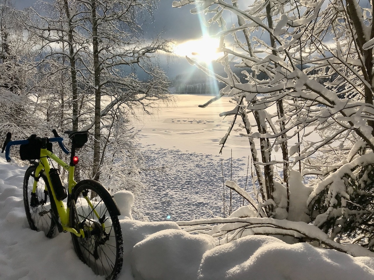 FLOTTE FORHOLD: Ønsker du å komme deg vekk fra veisalt og trafikk er det gode vinterforhold i Nordmarka i Oslo nå.  Vintersykling i Oslomarka.
