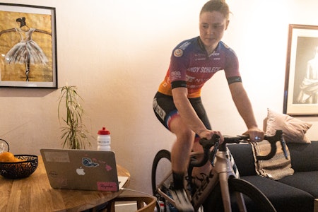BALANSERULLE: Line Marie Gulliksen, som sykler for det Luxemburg-baserte laget Andy Schleck-Immo Losch, sverger til balanserulle når hun sykler i Zwift.  Line Marie Gulliksen på balanserulle i Zwift