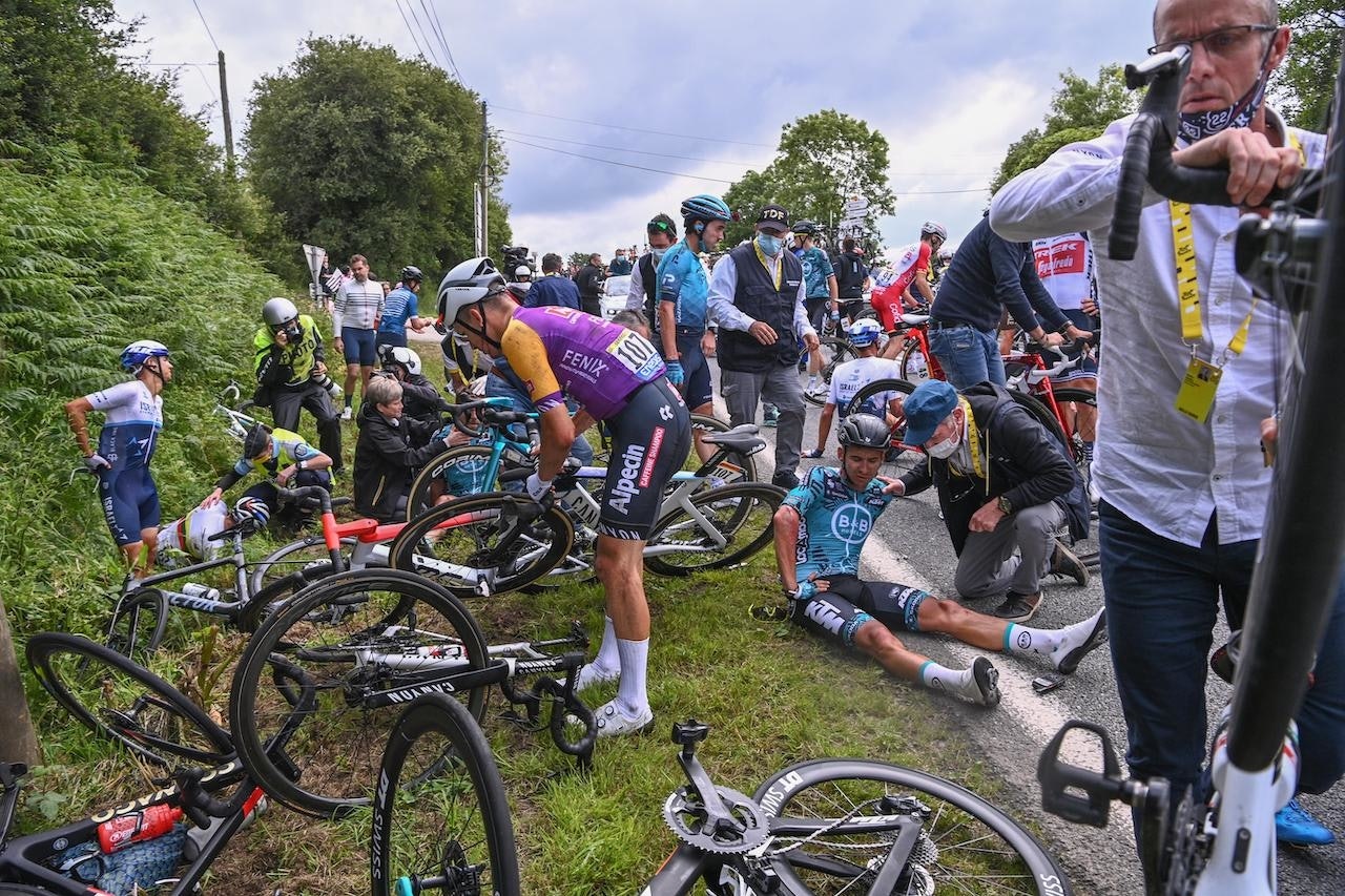 VOLDSOMT: Det ble høydramatisk på de to veltene på den første etappen av Tour de France. Foto: Cor Vos. 