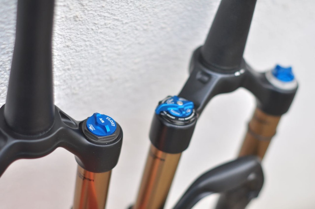 FIN DETALJ:6 Det nye lokket på luftventilen er likt det på årets Float-gaffel. Det er lettere å skru opp enn tidligere lokk. FIN DETALJ:6 Det nye lokket på luftventilen er likt det på årets Float-gaffel. Det er lettere å skru opp enn tidligere lokk.