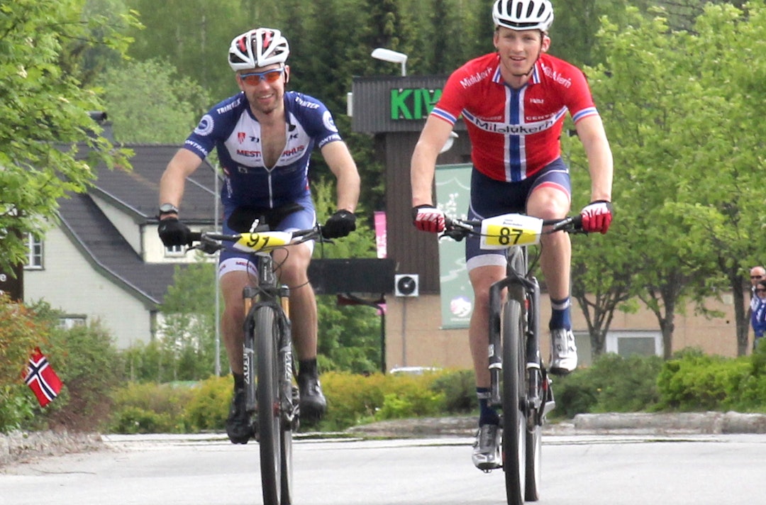 Tor Halvor Bjørnstad-Tuveng fra Team Trek Mesterhus (til venstre) og Ola Kjøren fra Team Milslukern kjørte sammen over mål på 3.etappe. Foto: Ingeborg Scheve TH Bjørnstad-Tuveng Ola Kjøren finish 1400x924