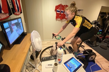 IVRIG: Regine Solhaug Hansen (14) fra Mosjøen og Omegn CK har rigget seg fint til mellom sine egne og pappas NM-trøyer når hun skal Zwifte. Foto: Yngvar Alexander Hansen Regine Solhaug Hansen på Zwift