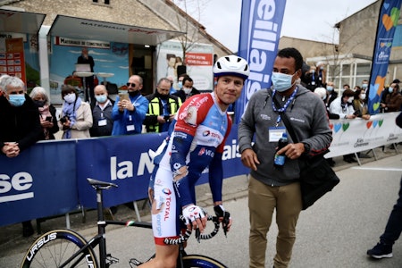 VELTET: Edvald Boasson-Hagen gikk i bakken på den andre etappen av Étoile de Bessèges, men kom seg til mål for egen maskin. Foto: Total Direct Energie edvald boasson-hagen velt etoile de besseges landevei proffsykling total direct energie
