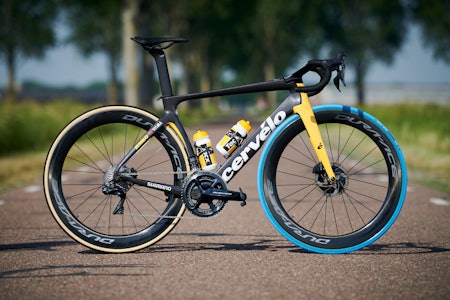 KNALLBLÅTT: Jumbo-Visma skal sykle på knallblå Vittoria-dekk i Tour de France: Foto: Swapfiets. 