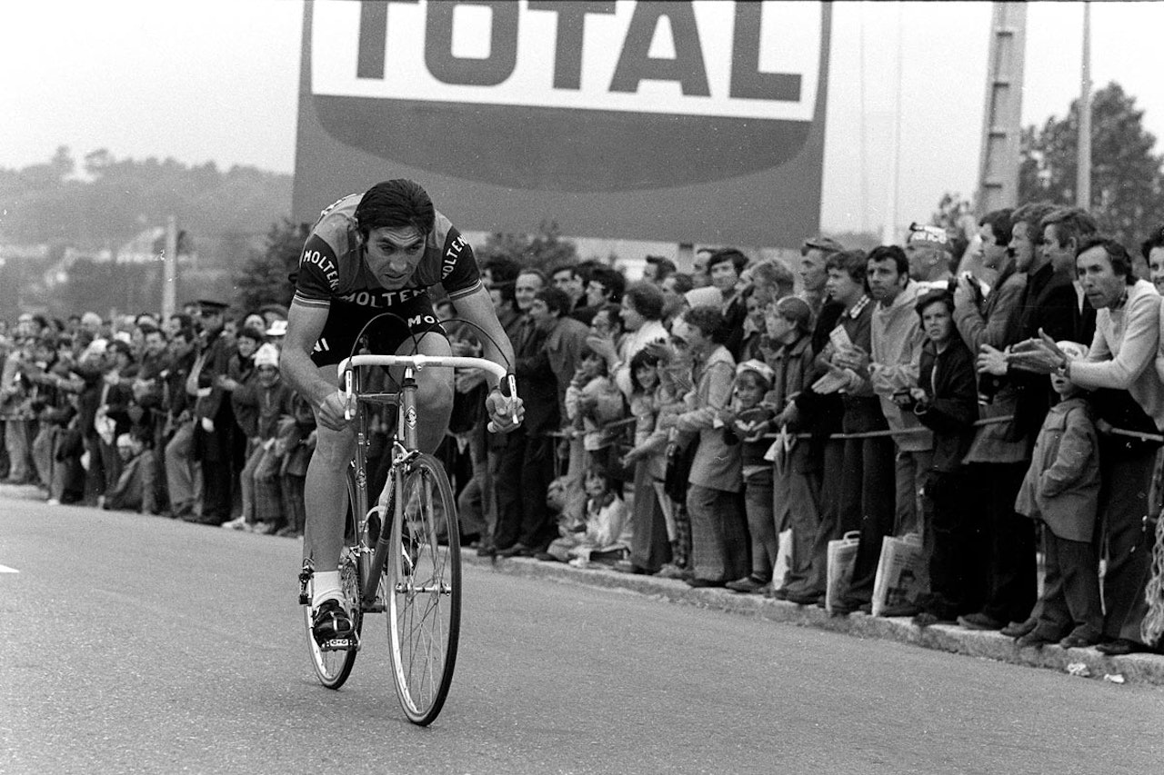 Eddy Merckx vinner prologen i Brest i 1974. Slik begynte han å høste sin 5. sammenlagtseier i Touren. Foto: L'equipe