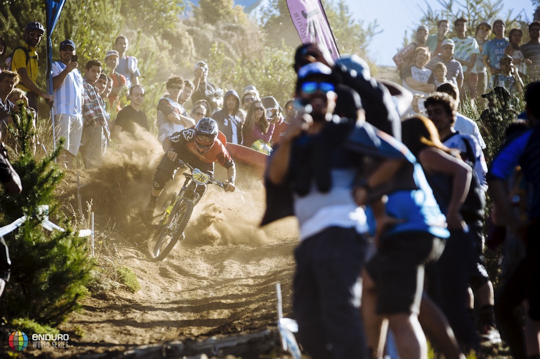 NY ETAPPESEIER: Utforsyklist Sam Blenkinsop viste at han kan tråkke også, og tok sin andre etappeseier noensinne i de til tider ekstremt krevende forholdene. Foto: EWS. EWS_Bariloche_Race2-6599