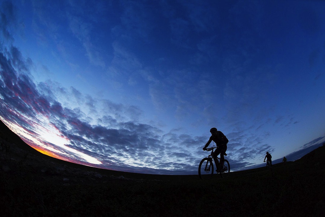 MIDNATTSRITT: Offroad Finnmark byr på noen sykkelopplevelser du neppe finner i andre sykkelritt. Foto: Kristoffer H. Kippernes. offroad finnmark