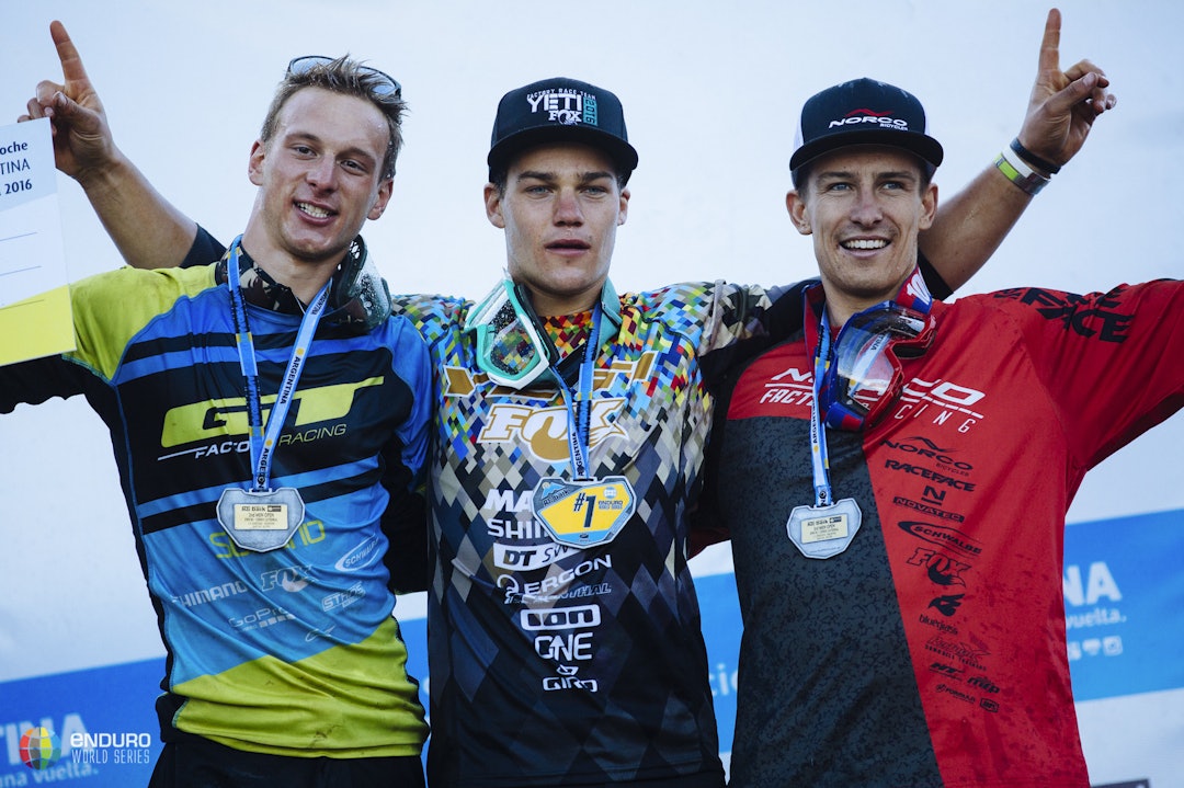 FORTSATT PÅ TOPP: Richie Rude ser ikke ut til å ha slappet av mye i vinter. Amerikaneren vant igjen, foran belgiske Martin Maes og new zealenderen Sam Blenkinsop. Foto: EWS. EWS_Bariloche_Race2-6987