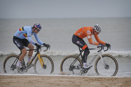 VM-DUELL: Det ble tidlig klart av VM-tittelen sto mellom Mathieu van der Poel og Wout van Aert. Foto: Cor Vos VM-DUELL: Det ble tidlig klart av VM-tittelen sto mellom Mathieu van der Poel og Wout van Aert. Foto: Cor Vos