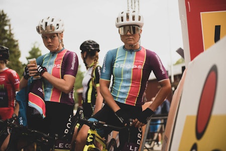 FLERE SPONSORER: Fra kommende sesong får Elise Marie Olsen og Emilie Moberg i det bristiske laget Drops to nye sponsorer i ryggen, TEMPUR og Le Col. Foto: Henrik Alpers Elise Marie Olsen og Emilie Moberg Drops