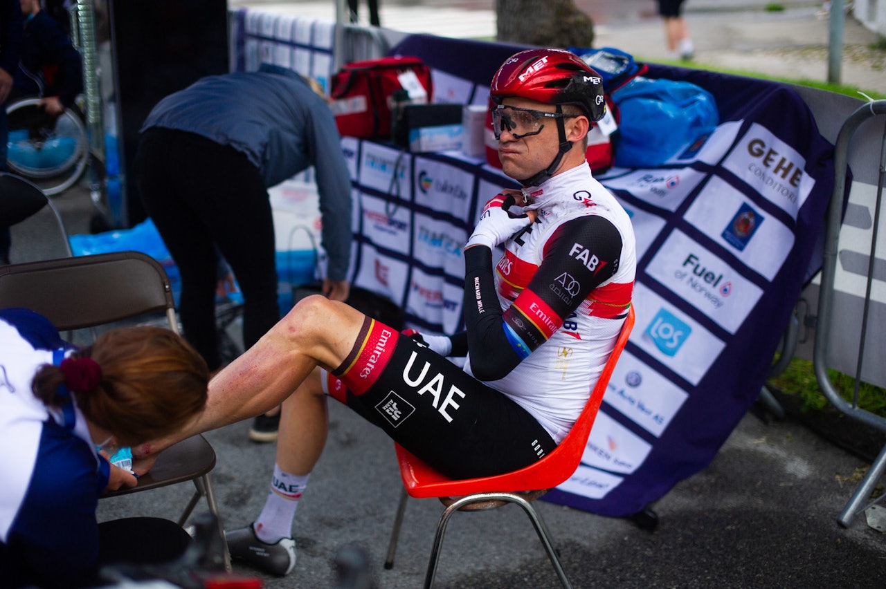 UTE AV NM-FELLESSTARTEN: Alexander Kristoff fikk behandling etter å ha veltet. Foto: Knut Andreas Lone UTE AV NM-FELLESSTARTEN: Alexander Kristoff fikk behandling etter å ha veltet. Foto: Knut Andreas Lone