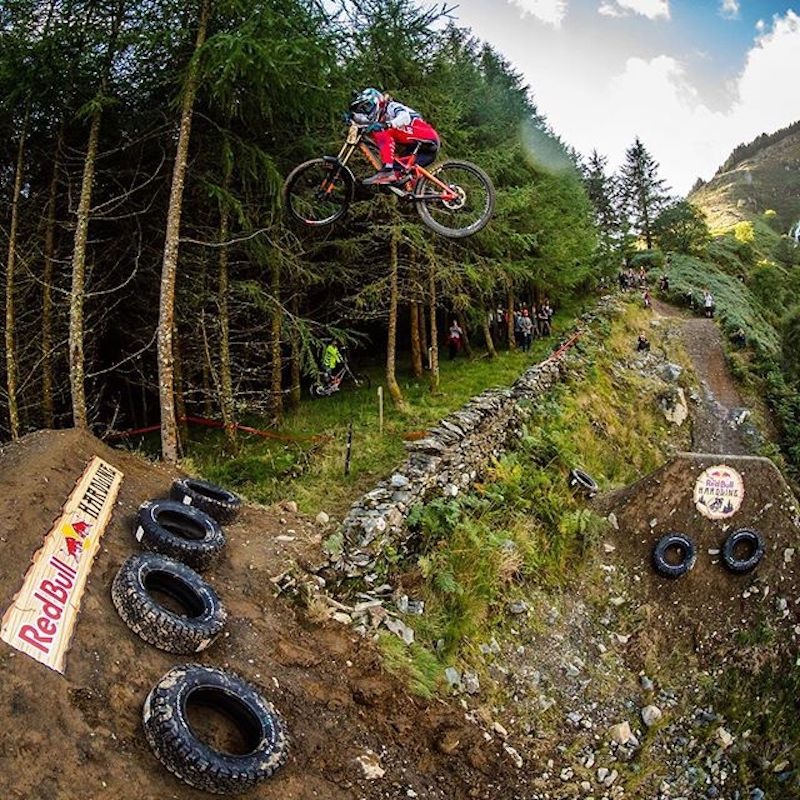 Brage Vestavik hadde overlevelse som første prioritet under Red Bull Hardline. Foto: MS Mondraker Brage Vestavik Red Bull Hardline 2018 - Foto MS Mondraker 800x