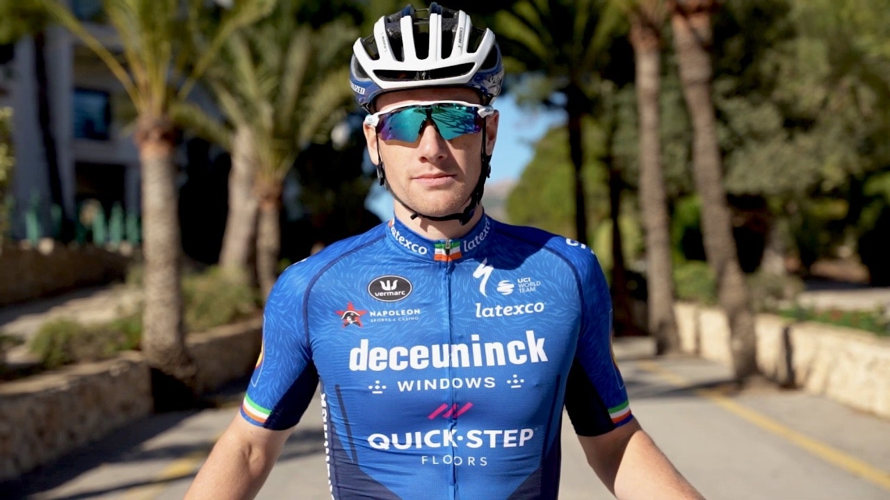 I FELTET ER ALLE ULVER BLÅ: Dette er den nye trøya til Deceuninck-Quickstep. Foto: Wout Beel.  I FELTET ER ALLE ULVER BLÅ: Dette er den nye trøya til Deceuninck-Quickstep. Foto: Wout Beel.