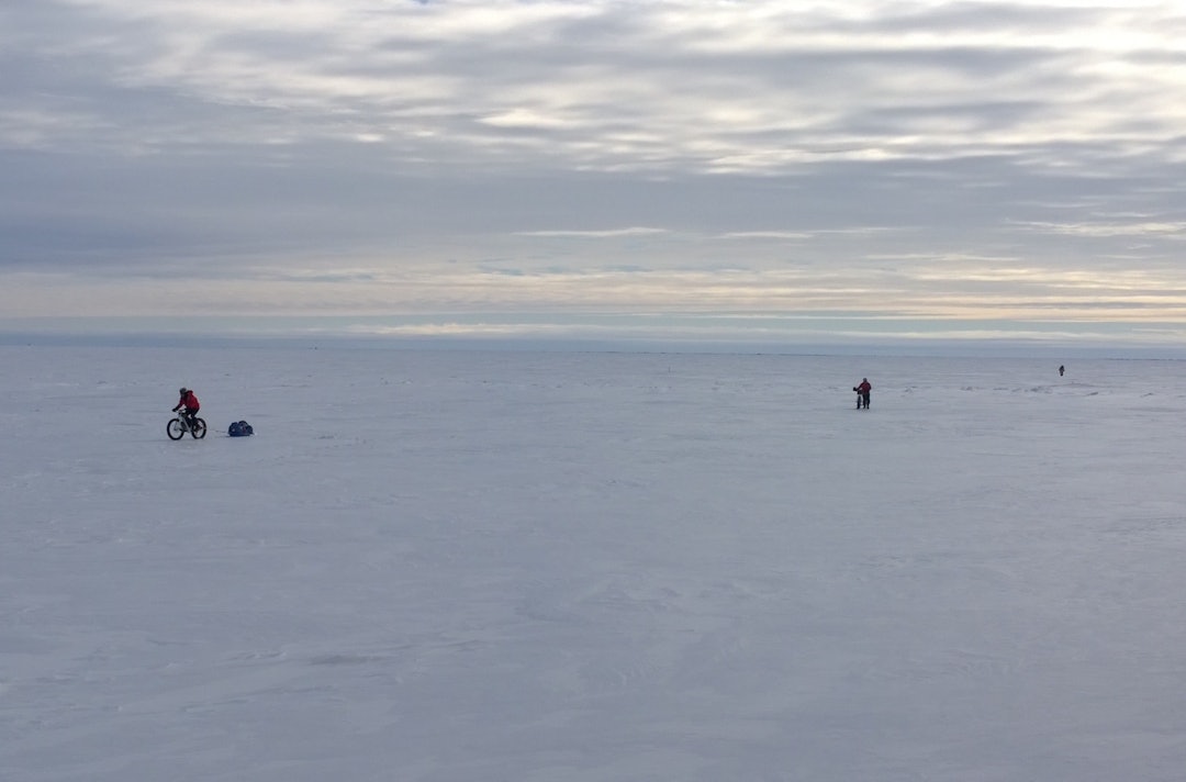 Bike packing-samlingen på Lake Winnipeg i Canada er obligatorisk for de som vil til Sørpolen på fatbike til vinteren. For andre var campen en innføring i smarte triks. Foto: Nina Gässler winnigpeg - foto nina gässler 1400x924