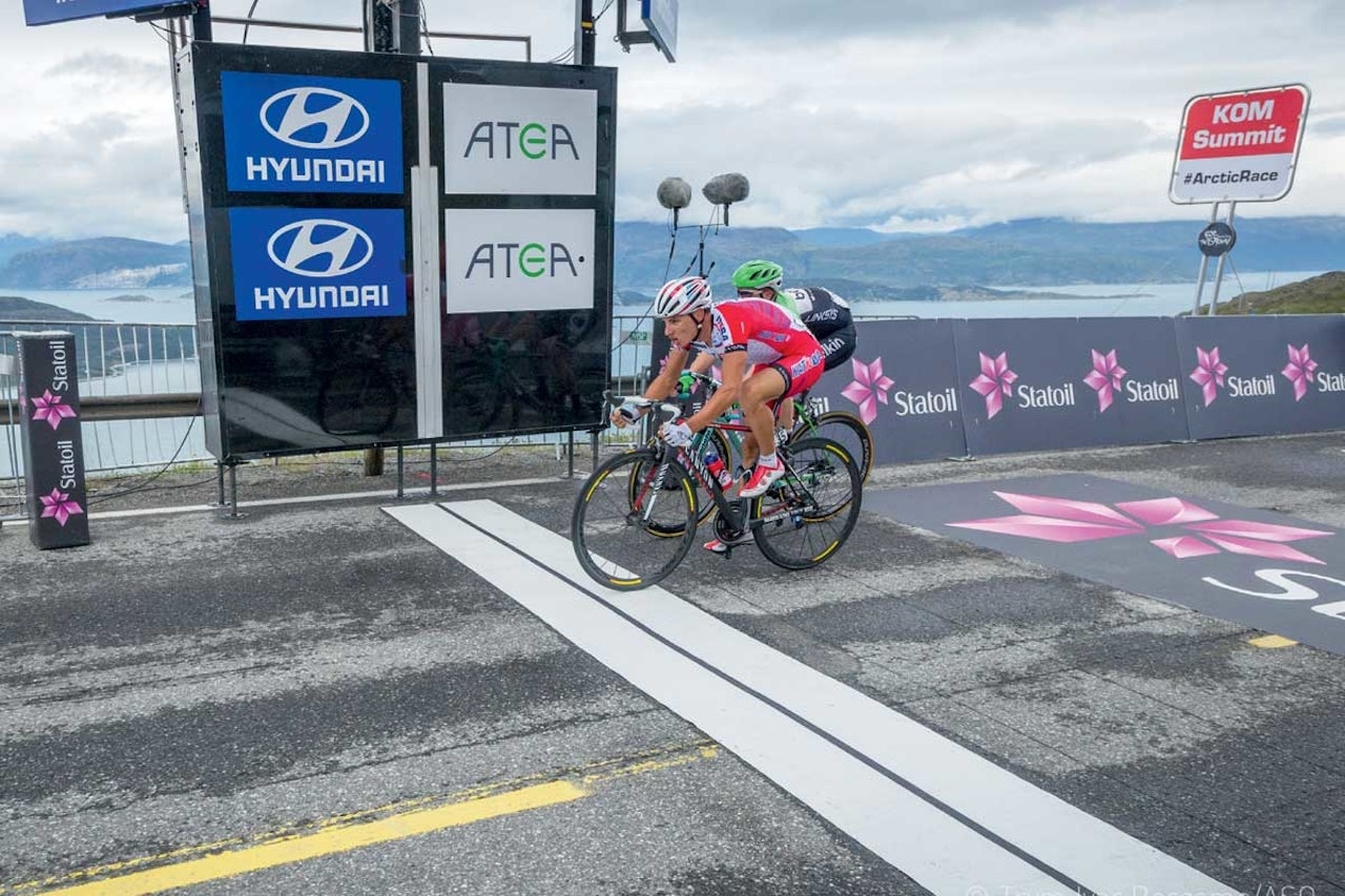 Simon Špilak tok etappeserien et sykkelhjul foran Steven Kruijswijk. motbakkesykling motbakke bakkesykling landevei cycling Norge 71 bakker du må sykle i Norge fri flyt procycling gruppetto strava segment Kvænangsfjellet Arctic Race Nord-Norge